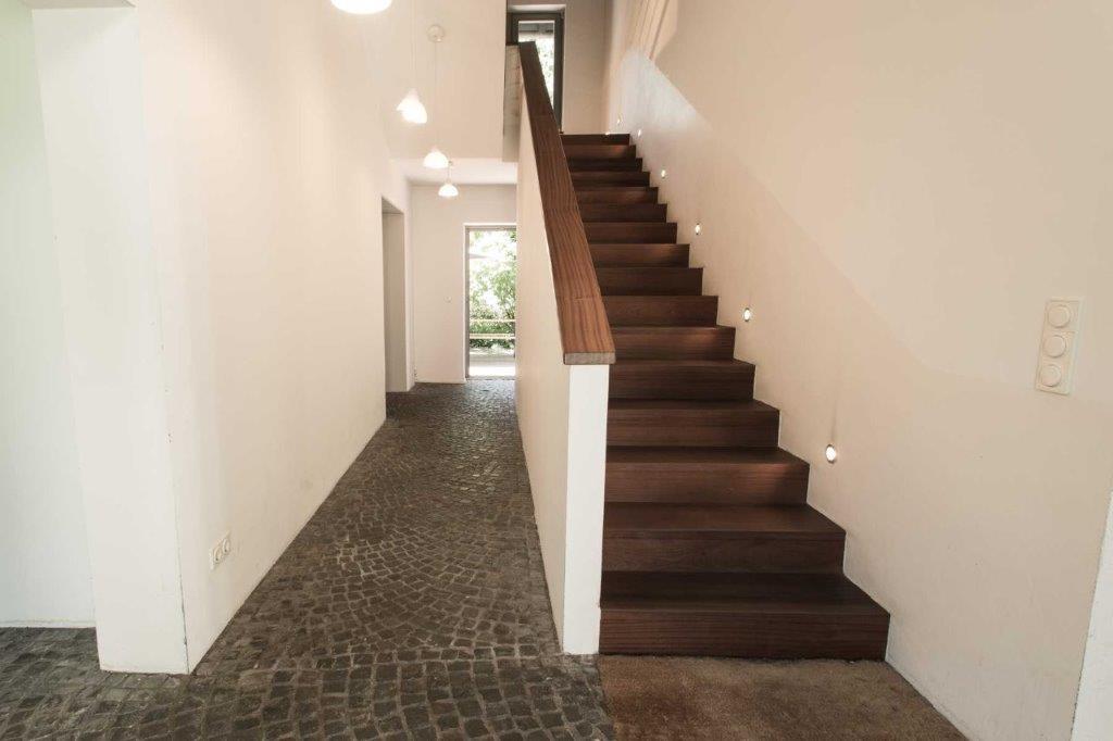 Aufgang zum Obergeschoss: Blick auf das innenliegende Treppenhaus