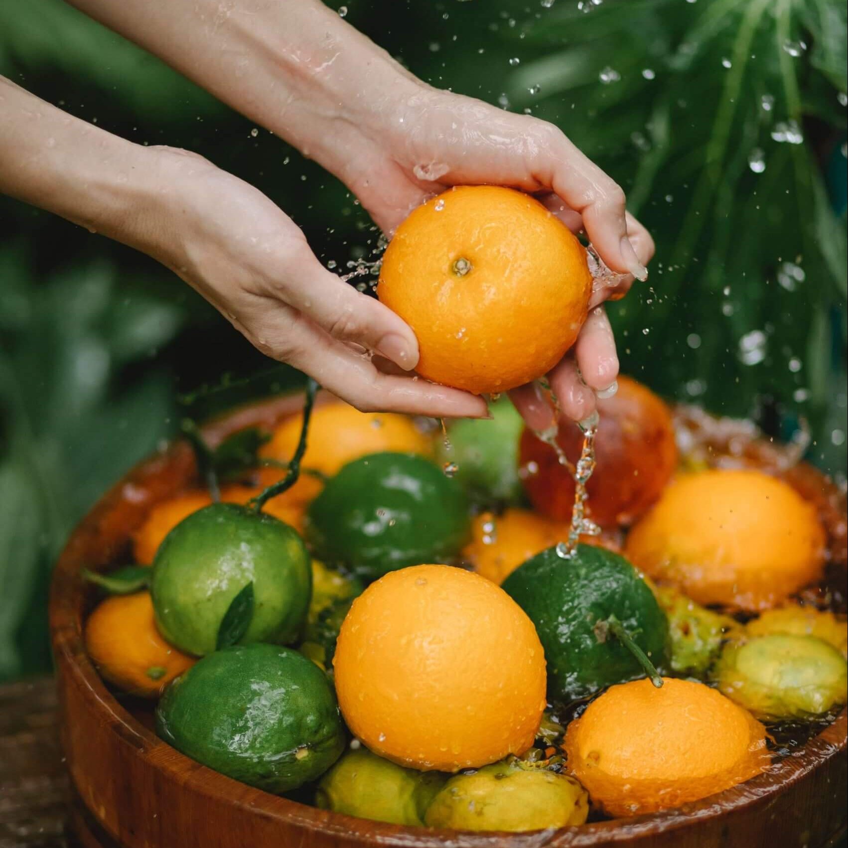 Füllbild: Zwei Hände halten waschen eine Orange