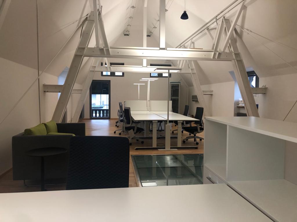 Arbeitsplätze im Obergeschoss: Blick auf Schreibtische im Giebelzimmer