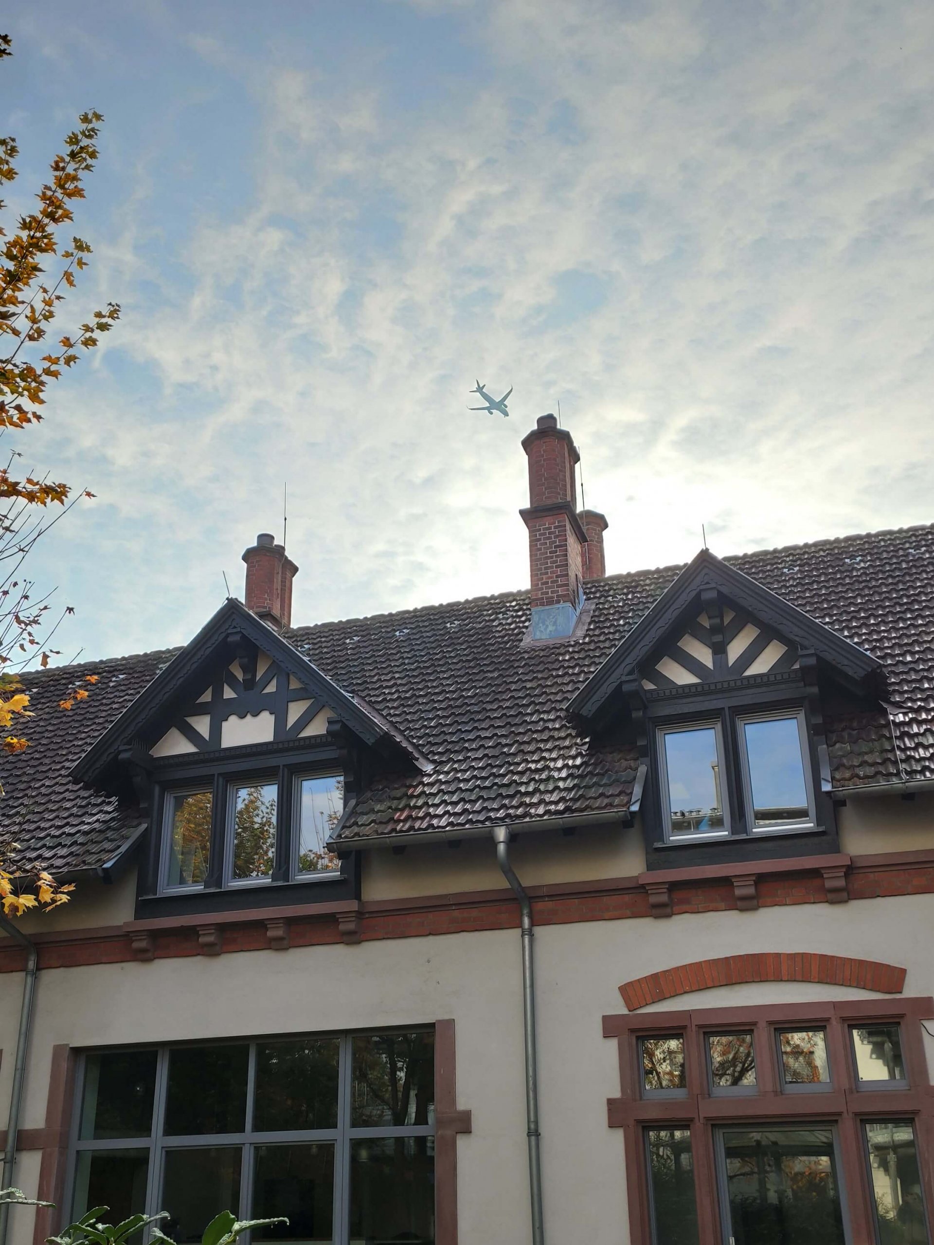 Außenansicht der "Burg": Zwei Giebelfenster an historischer Fassade.