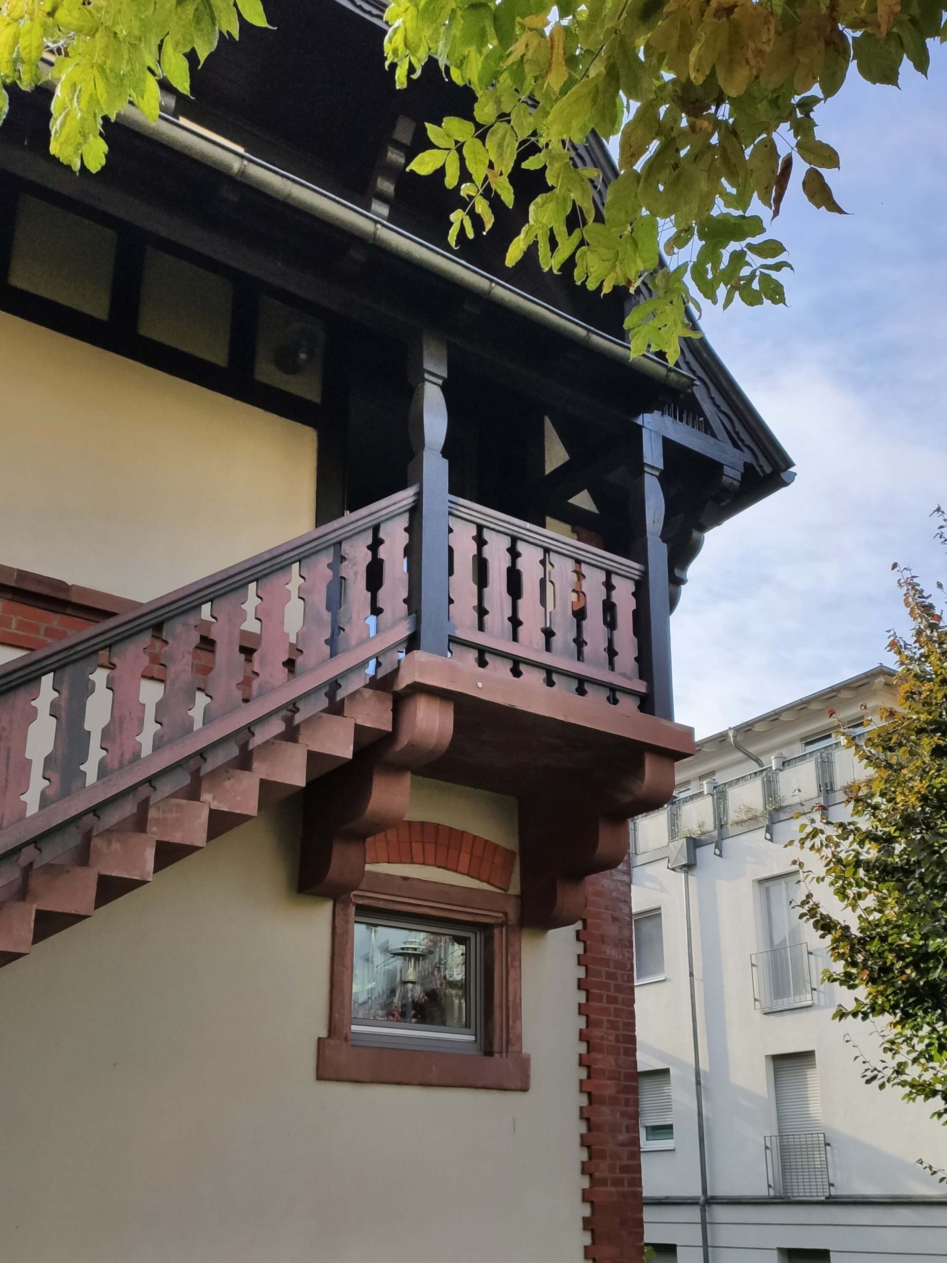 Weitere Außenansicht der Burg: Holztreppe an der Außenwand.