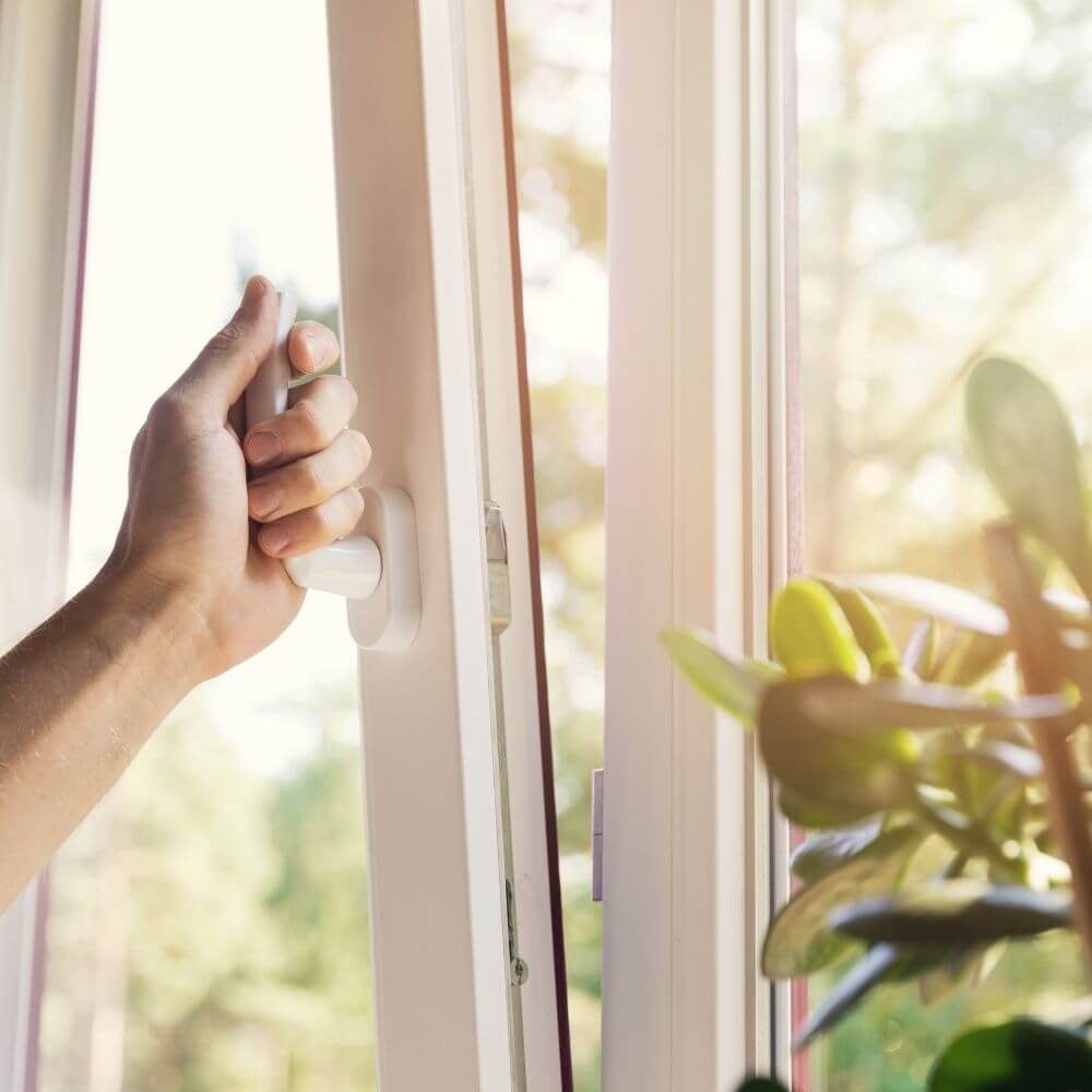 Füllbild: Hand kippt Fenster.