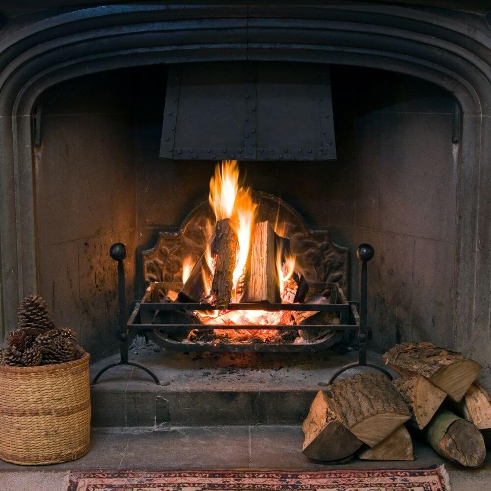 Füllbild: Brennendes Feuerholz im Kamin.