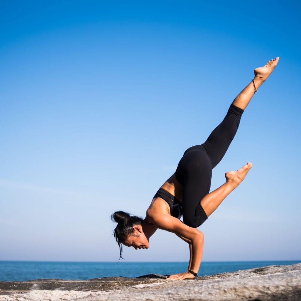 Füllbild: Frau in Yogaposition.