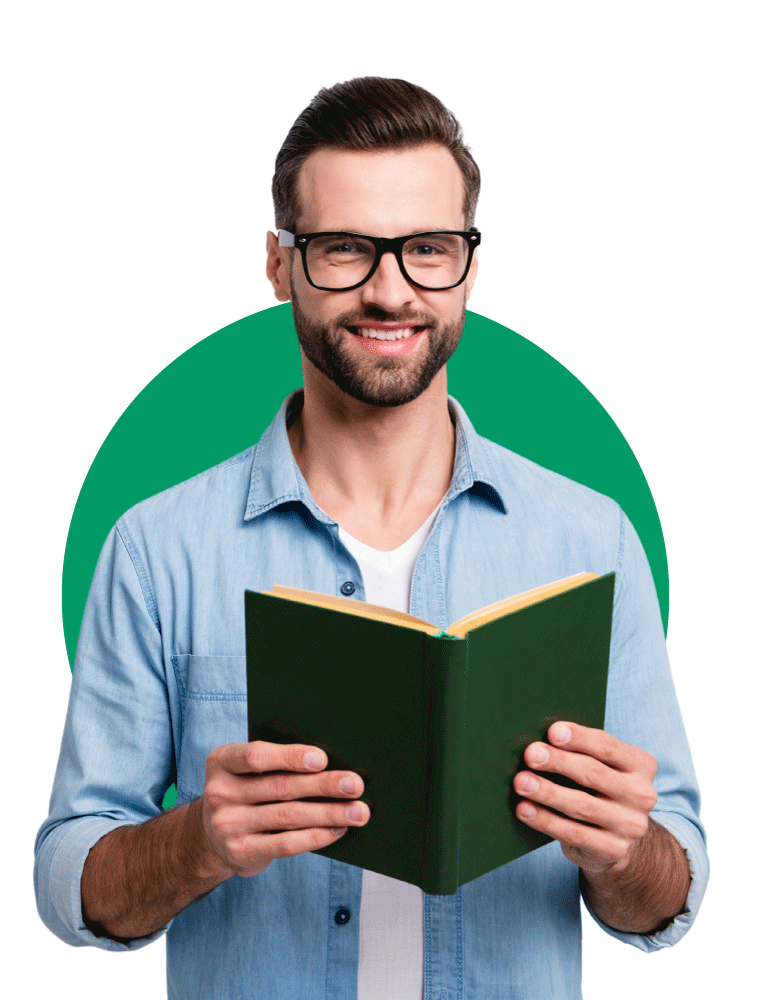 Füllbild: Mann hält ein aufgeschlagenes Buch in der Hand und schaut in die Kamera.