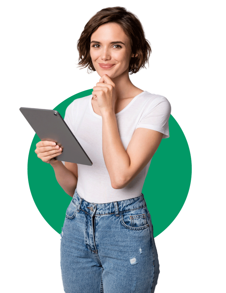 FAQ zu easymize Füllbild: Frau hält in der einen Hand ein iPad und greift sich mit der anderen Hand nachdenklich ans Kinn. Dabei lächelt sich in die Kamera.