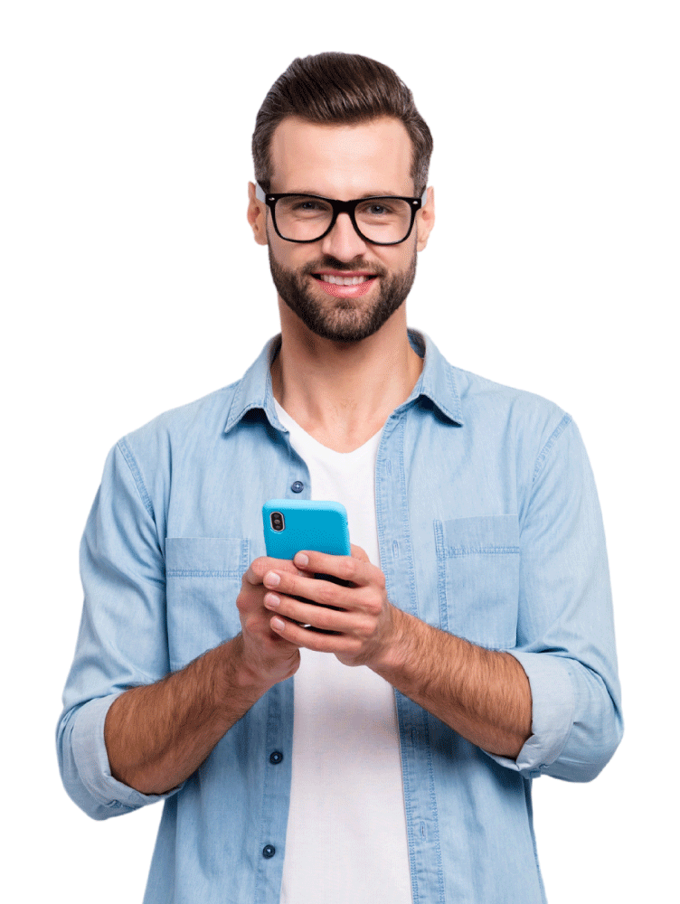 Füllbild: Mann mit Brille hält Handy in der Hand und lächelt in die Kamera.