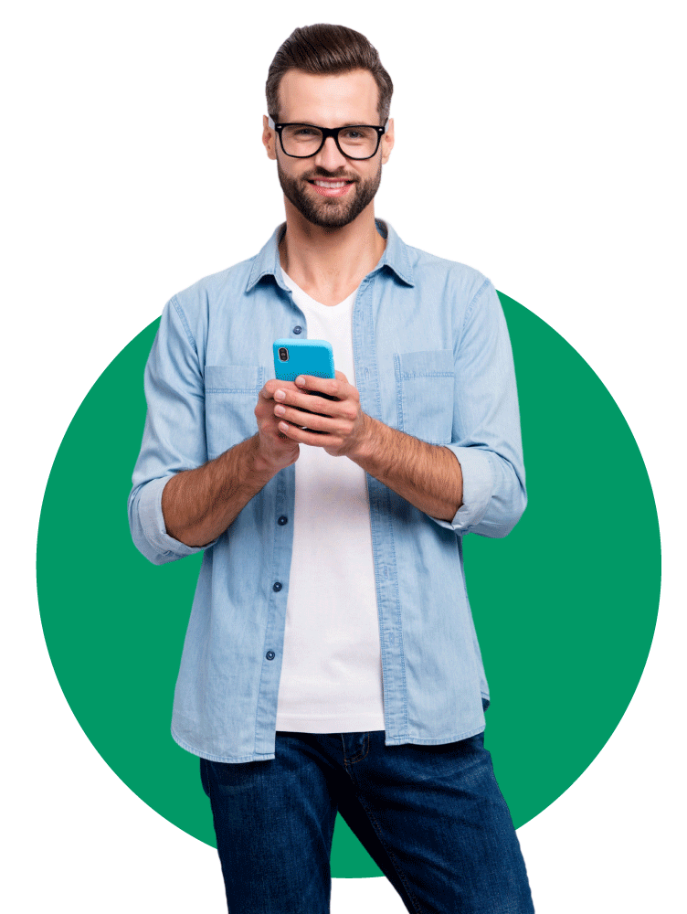 Füllbild: Mann mit Brille hält Handy in der Hand und lächelt in die Kamera.