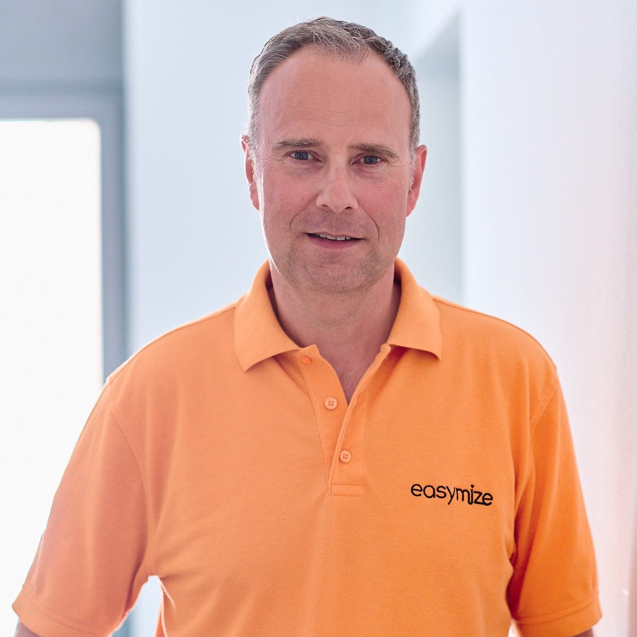 stefan-ueber-uns-1-e1661852843602 Profilbild Stefan Cahill. Stefan ist ein Teil der zweiköpfigen Geschäftsführung der easymize GmbH.